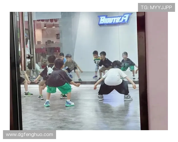 街舞热潮来袭:深入北京街舞队的训练与表演状态揭秘 街舞热潮来袭:深入北京街舞队的训练与表演状态揭秘