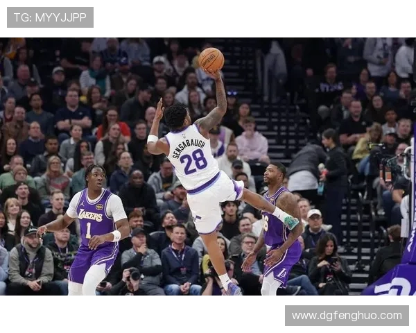 湖人对决猛龙精彩赛事回顾与分析全场亮点一网打尽 湖人对决猛龙精彩赛事回顾与分析全场亮点一网打尽